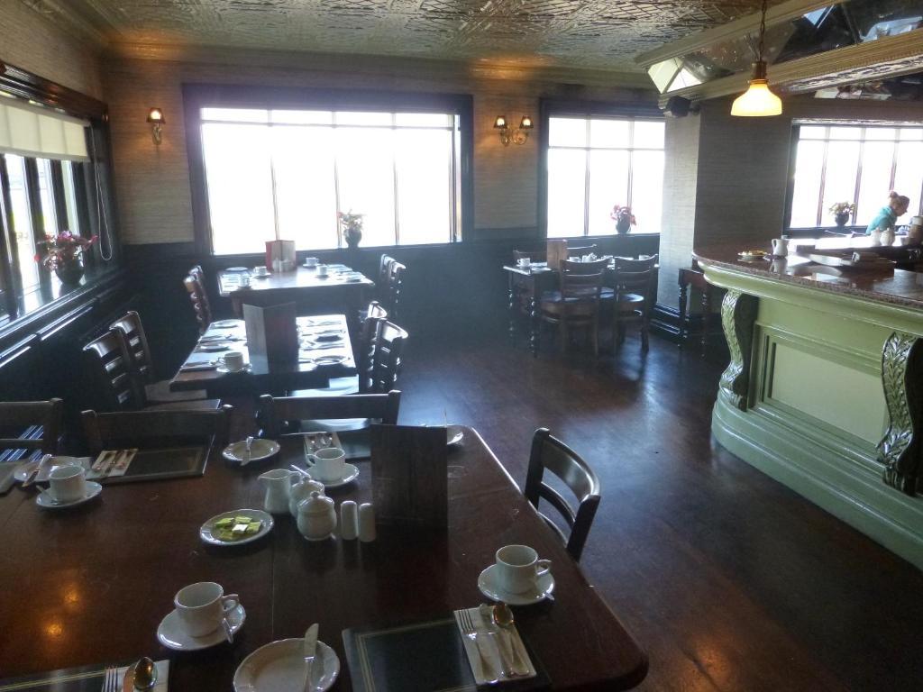 Riverbank House Hotel 3*