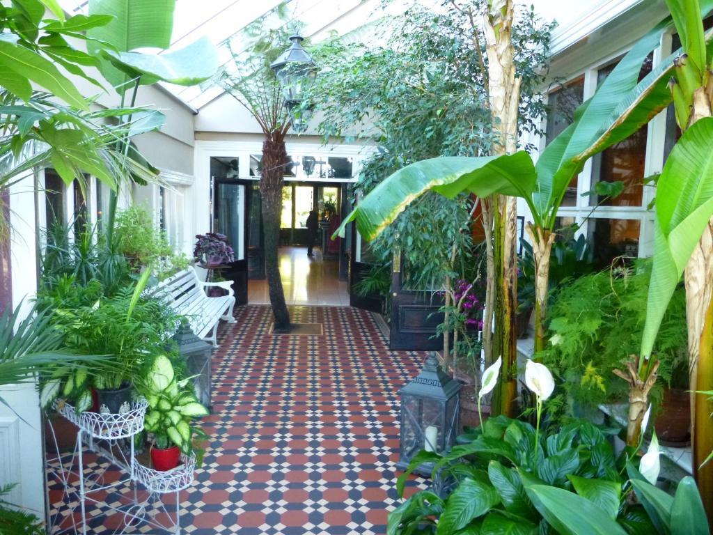 Riverbank House 3*