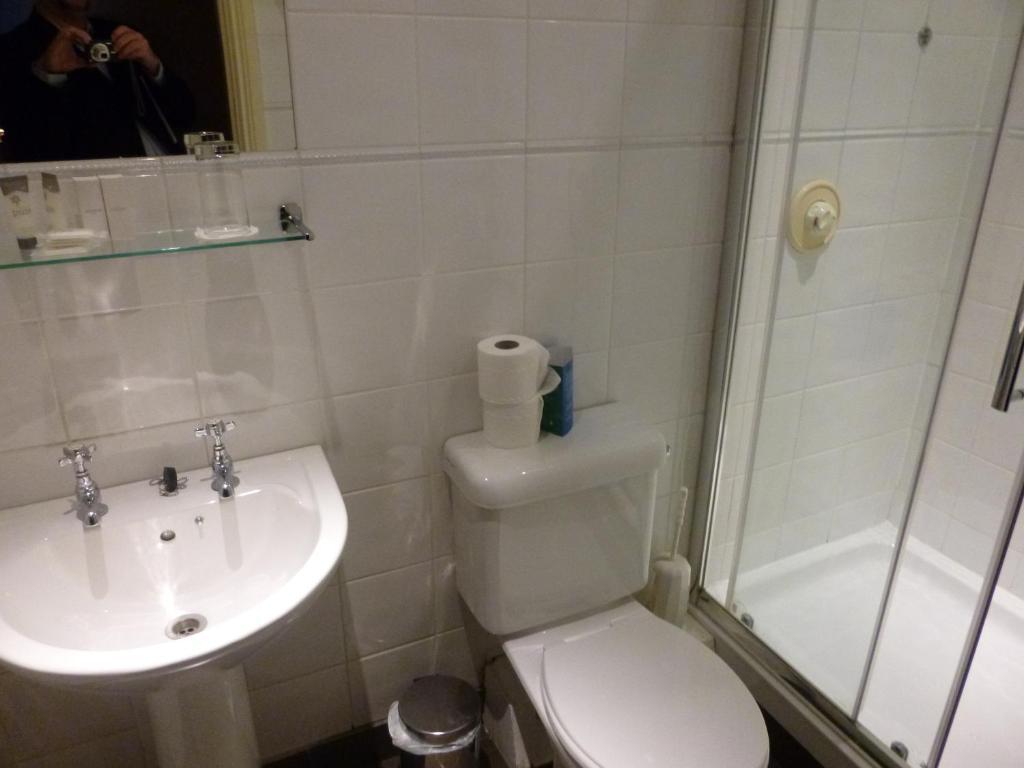Riverbank House 3*